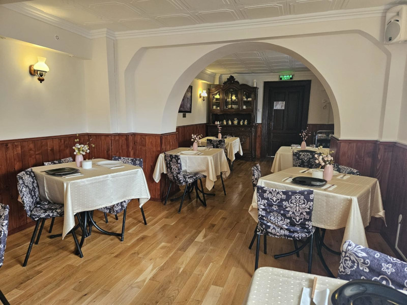Sala de mese și bistro-barul vilei