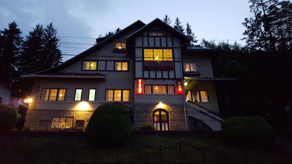 Vila Gabriel Sinaia iluminată, la lăsarea serii